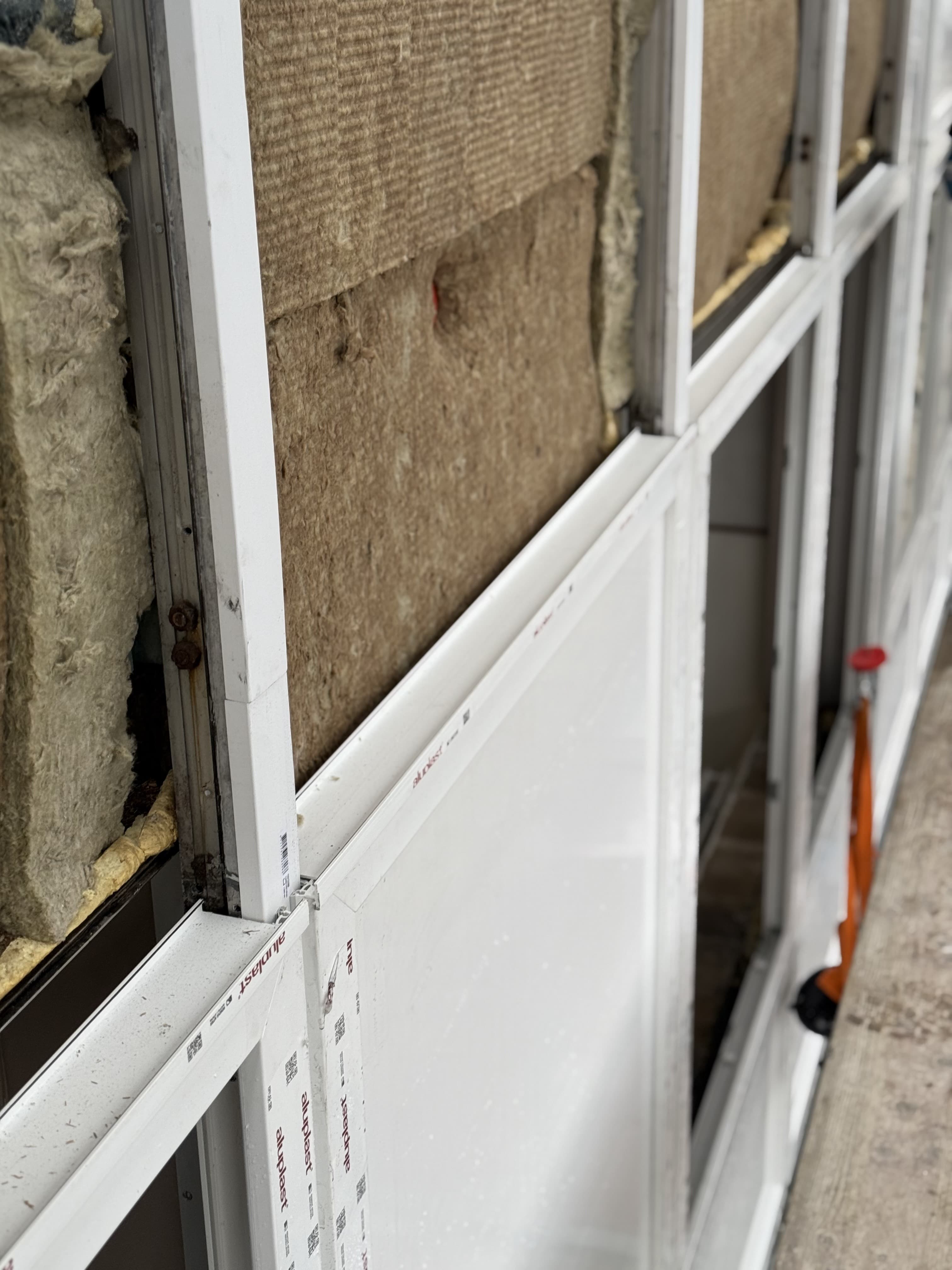Steenwol-isolatie rondom een nieuw kozijn op de steiger — vakwerk voor HR++ of triple glas