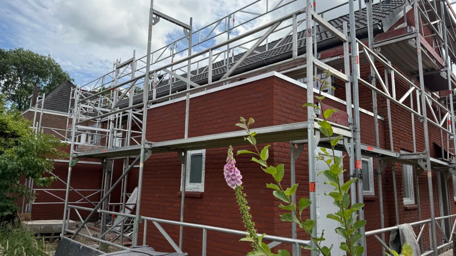 Woning in de steiger tijdens een volledige kozijnenrenovatie door Sintjago