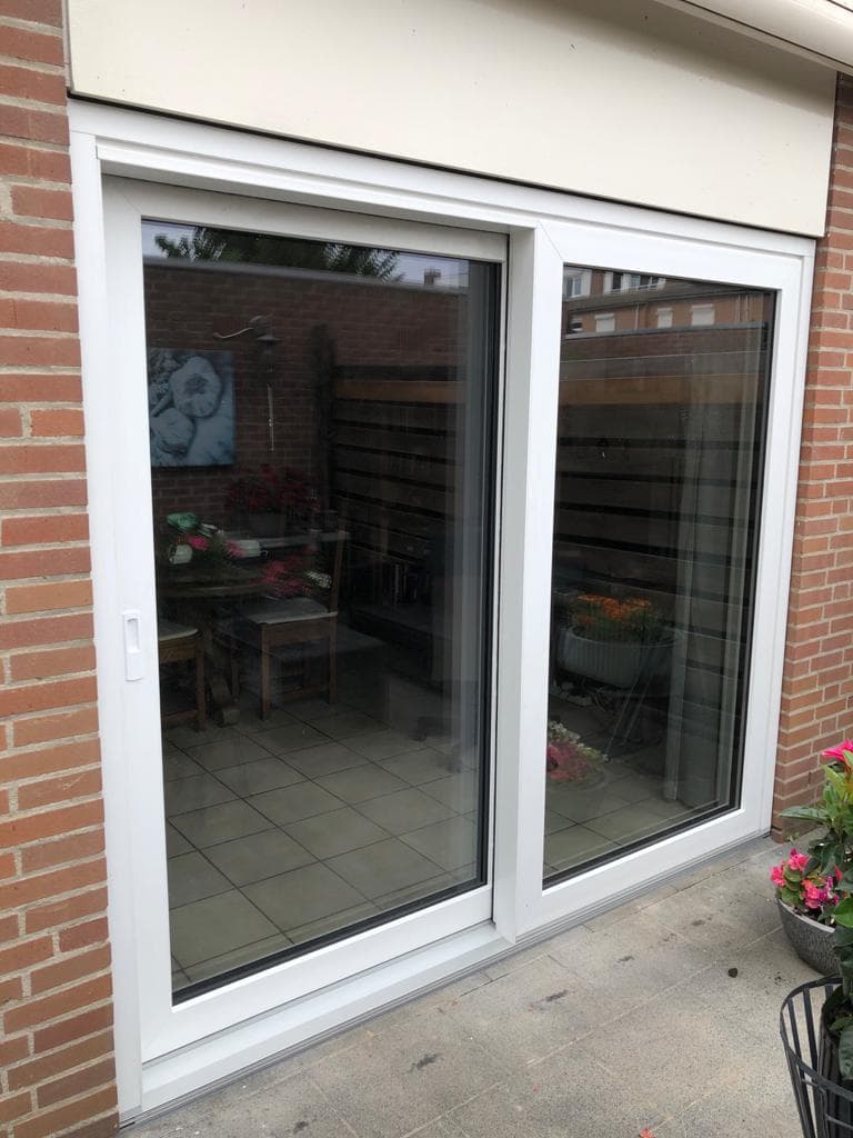 Nieuwe witte schuifpui naar het terras, geplaatst door Sintjago in Maastricht
