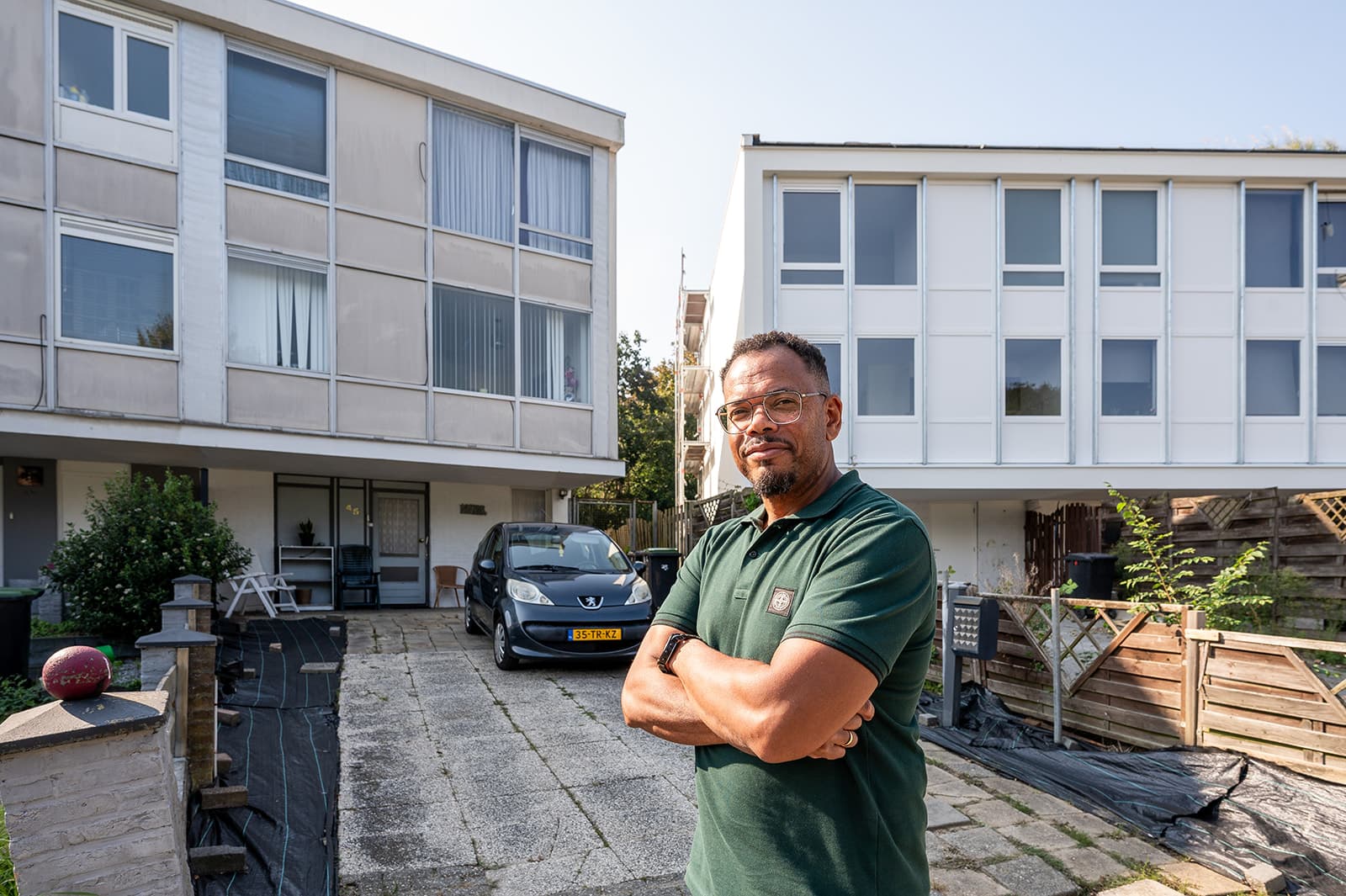 Timo Sintjago, oprichter en hbo-bouwkundige, voor de gerenoveerde drive-in woningen in Vrieheide